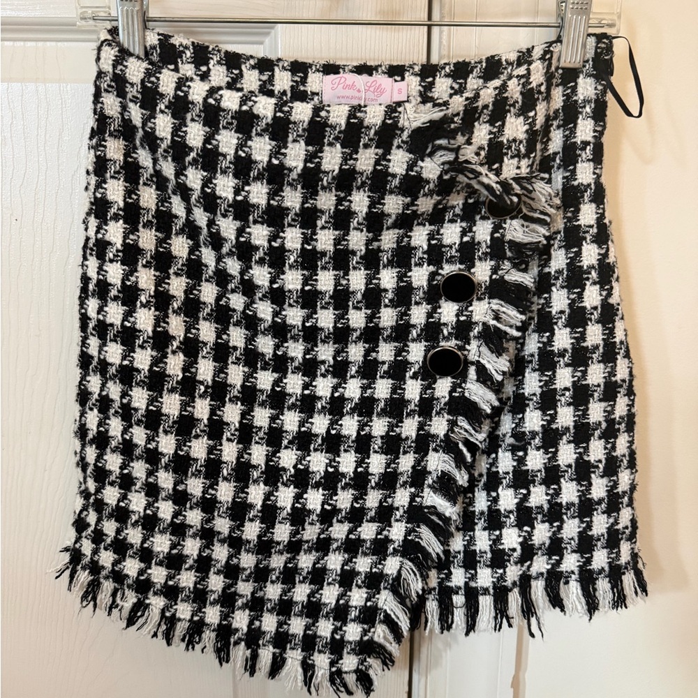 Pink Lily Asymmetrical Houndstooth Skirt in Black and White